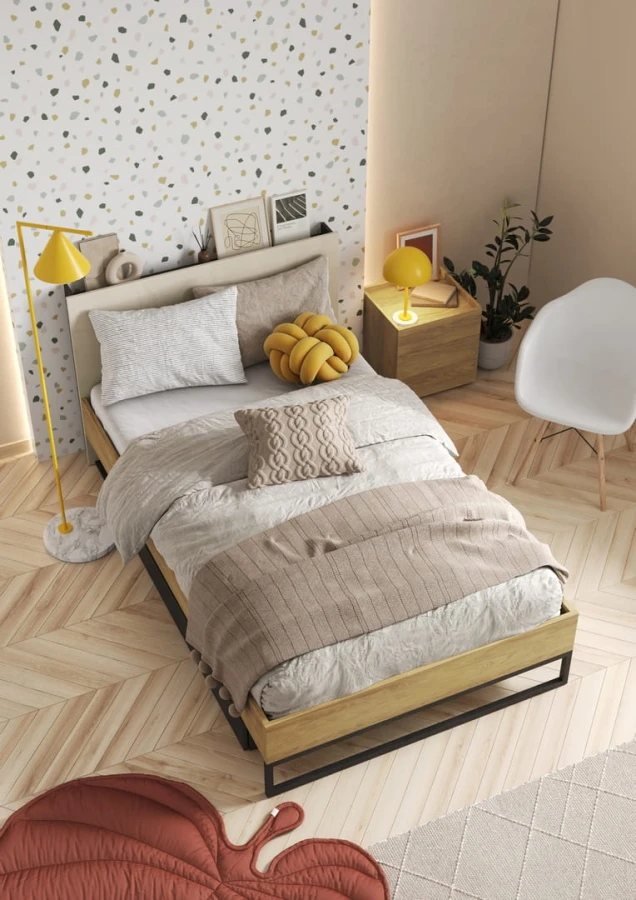 Widok z góry na łóżko młodzieżowe z drewnianą ramą, beżową pościelą i żółtą lampką.