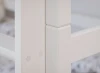 Detale konstrukcji białego łóżka piętrowego, widoczne solidne łączenia drewnianych elementów.