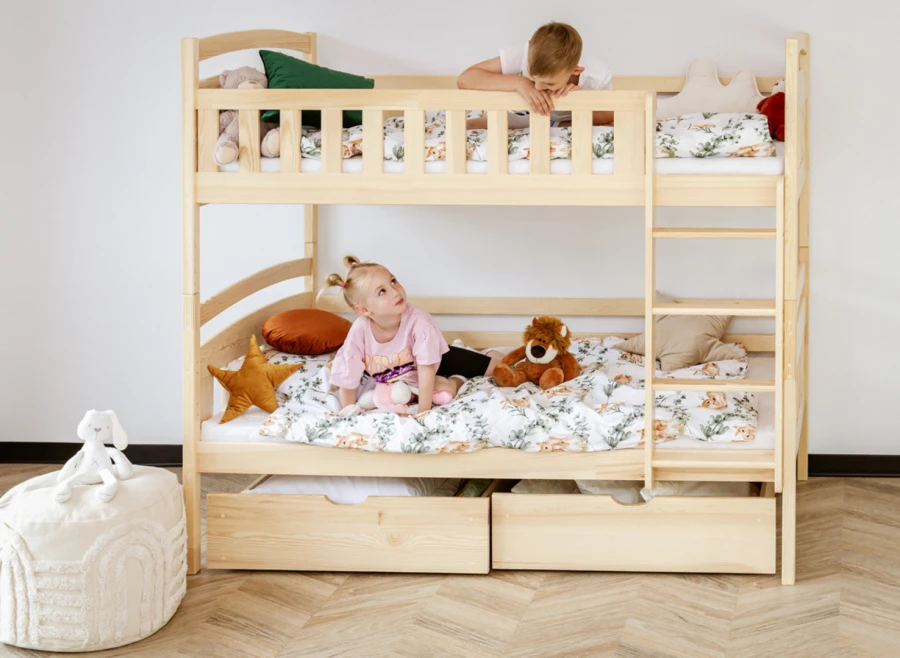 Rodzeństwo bawiące się na piętrowym łóżku z litego drewna sosnowego.