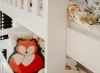 Solidna konstrukcja białego łóżka piętrowego wykonanego z drewna sosnowego.