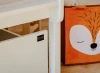 Detale wykończenia łóżka piętrowego LANOKIDS z motywem liska w tle.