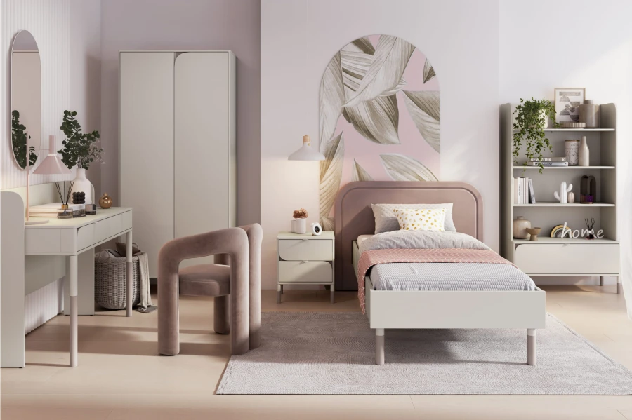 Jasny pokój dziecięcy z łóżkiem, biurkiem, szafą i regałem w pastelach.