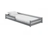 Szare łóżko dla dziecka typu floor bed z barierką ochronną i jasną pościelą
