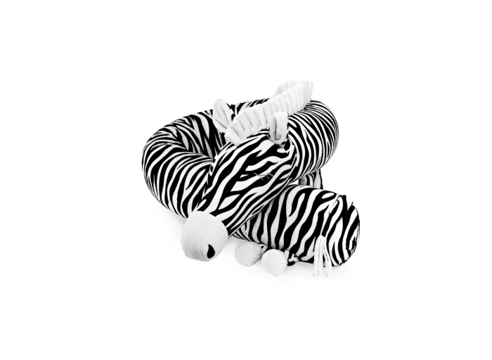 Długi zwinięty ochraniacz do łóżeczka zebra, czarno-biała dekoracja.