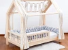 Szary ochraniacz warkocz w łóżku domek z białymi zasłonami, wystrój pokoju dziecka.