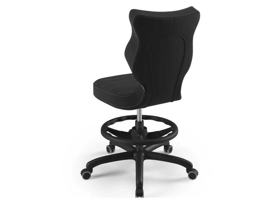 Ergonomiczne czarne krzesło biurowe z podnóżkiem, widok od tyłu.