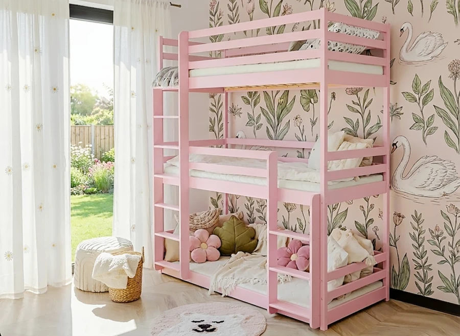 Stylowe różowe łóżko piętrowe dla rodzeństwa, trzy poziomy spania w pokoju dziecka.