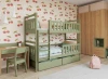 Drewniane łóżko piętrowe w kolorze zielonym w jasnym pokoju z motywem owocowym na ścianie.