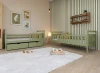 Nowoczesny pokój dla dzieci z dwoma łóżkami w kolorze zielonym i drewnianymi półkami.
