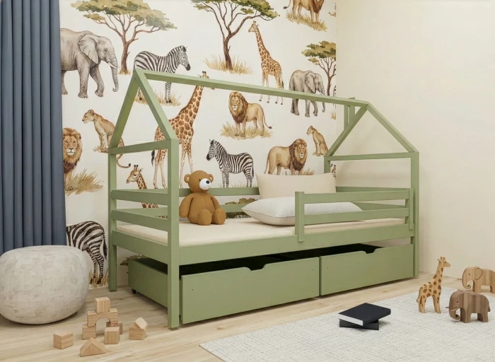 Zielone łóżko domek z szufladami w pokoju z tapetą w zwierzęta safari.