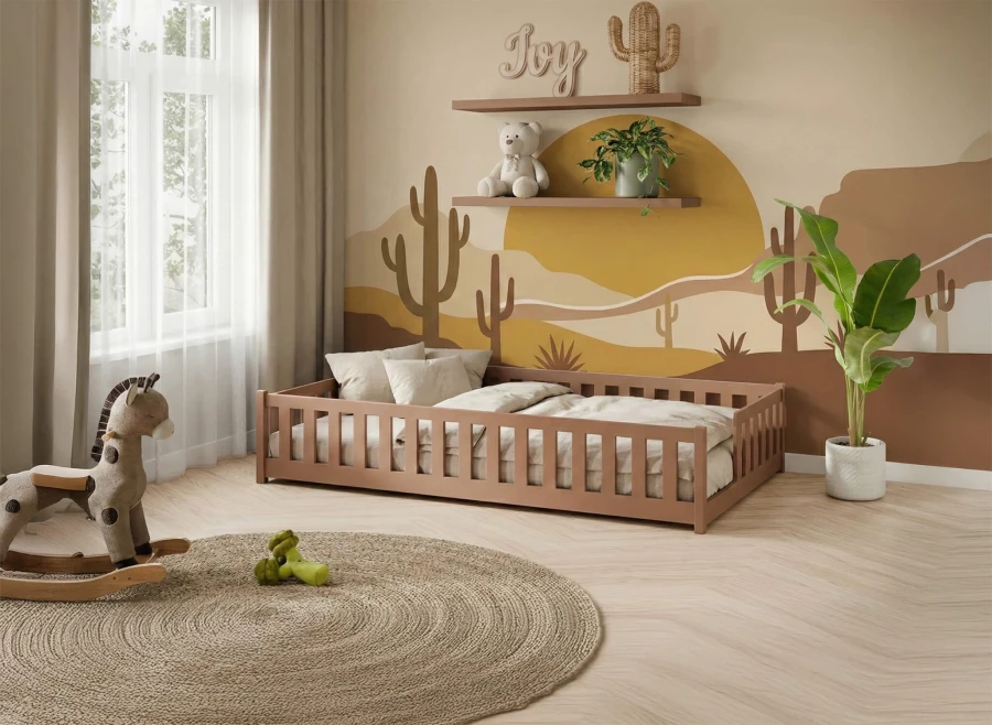Drewniane łóżko dla dziecka z barierkami w stylu Montessori w pokoju boho.