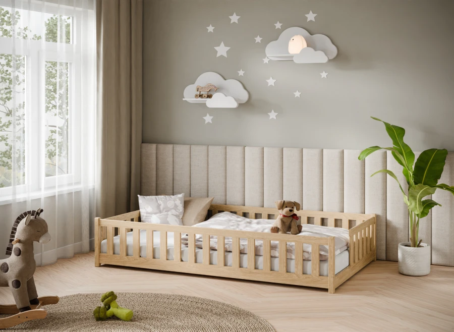 Drewniane łóżko dziecięce w stylu Montessori w jasnym pokoju z motywem chmurek i gwiazdek.
