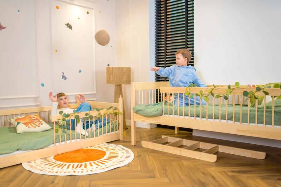 Dwa pojedyncze łóżka drewniane powstałe z rozdzielenia łóżka piętrowego.