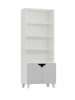 Biały regał na książki z szarymi drzwiczkami i półkami do pokoju dziecka.