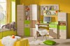 Meble do pokoju dziecięcego w kolorze jasnego drewna z zielonymi dodatkami