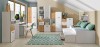 Nowoczesny zestaw mebli do pokoju dziecięcego w kolorze białym i dębowym z biurkiem i łóżkiem.
